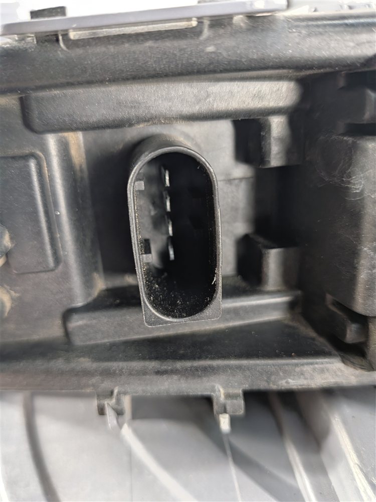 Thumbnail 7: 11-17 BMW X3 (F25) LEFT DRIVER REAR OUTER INCANDESCENT TAILLIGHT LAMP (OPT. 522)