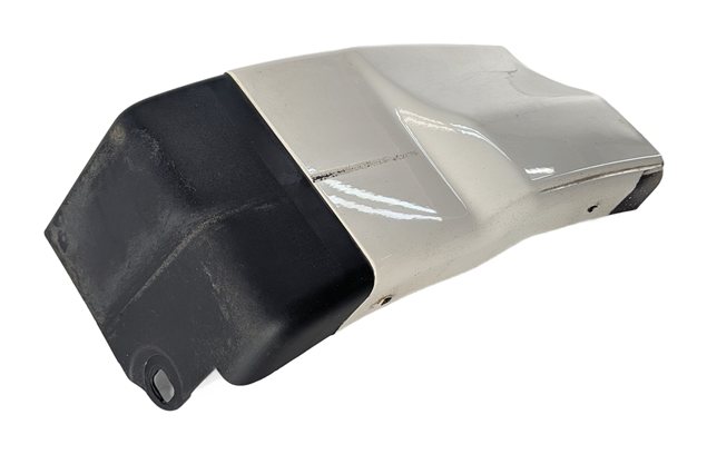 2008 LAND ROVER LR2 L359 FRONT RIGHT PASSENGER FENDER LOWER MOLDING TRIM (White)