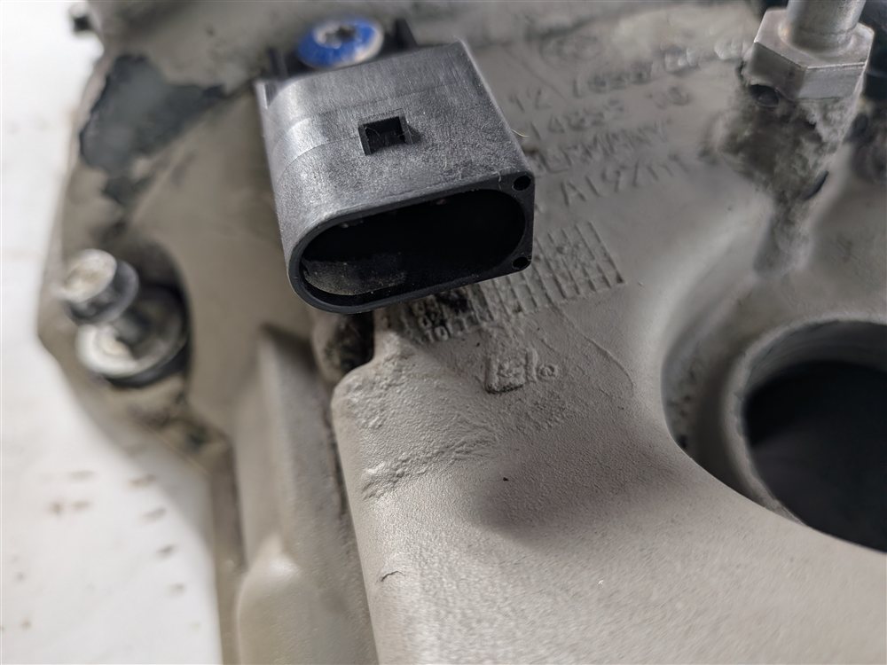 Thumbnail 8: 2008-2013 BMW M3 (E90 E92 E93) 4.0L S65 V8 RIGHT VALVE COVER w/ CAMSHAFT SENSORS