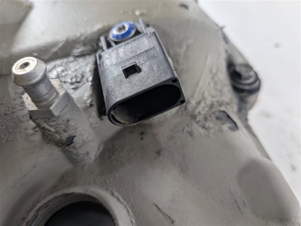Thumbnail 9: 2008-2013 BMW M3 (E90 E92 E93) 4.0L S65 V8 RIGHT VALVE COVER w/ CAMSHAFT SENSORS
