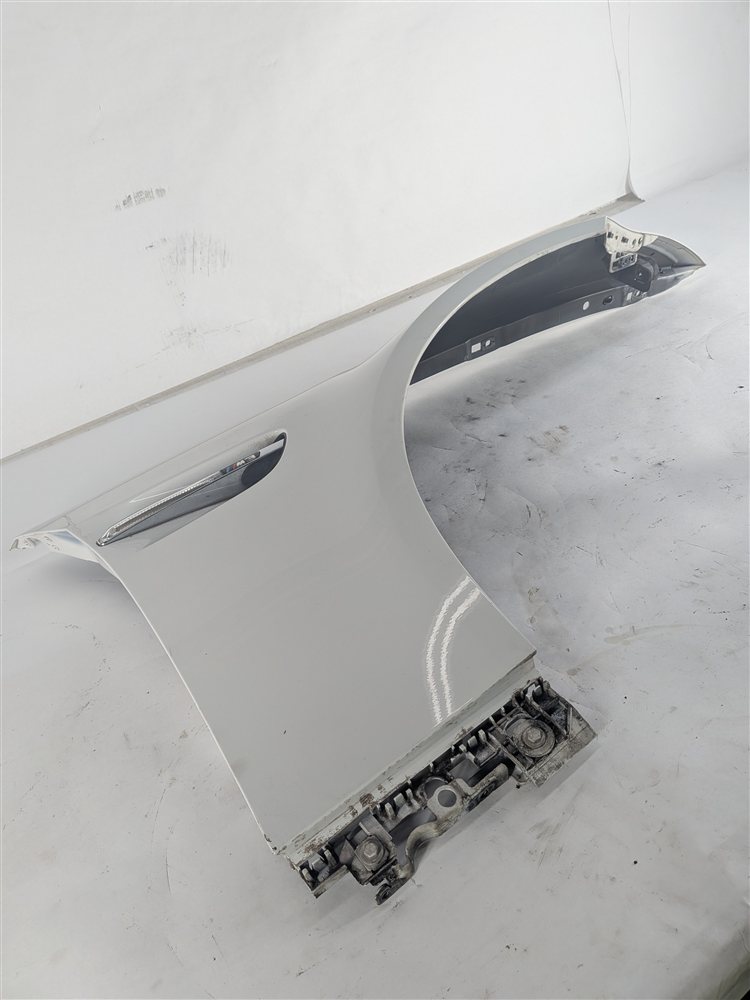 08-13 BMW M3 (E92 E93) FRONT RIGHT PASSENGER FENDER w/ SIDE GILL VENT (White)
