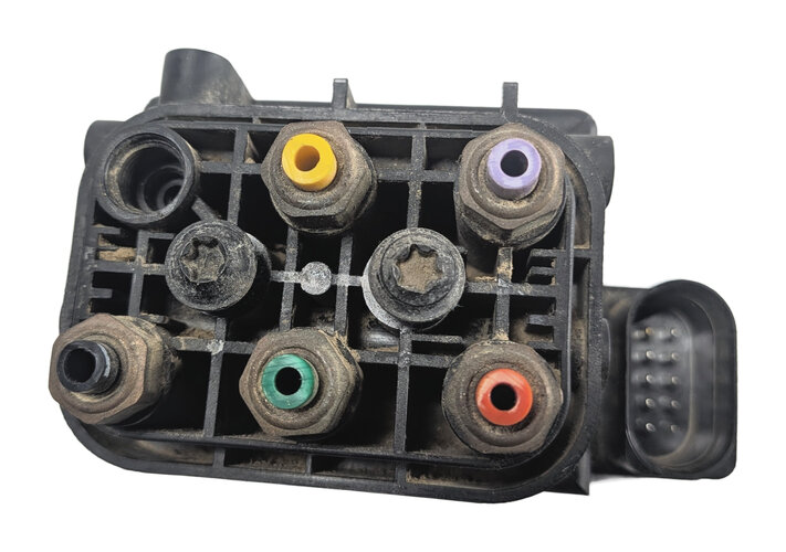 Thumbnail 8: 2014 PORSCHE CAYENNE 958 AIR SUSPENSION LEVELING VALVE BLOCK SOLENOID MANIFOLD