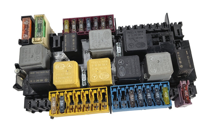 Thumbnail 2: 2013-2016 MERCEDES GL350 GL450 GL550 GL63 X166 FRONT POWER DISTRIBUTION FUSE BOX