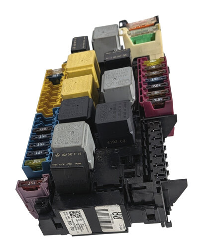 Thumbnail 5: 2013-2016 MERCEDES GL350 GL450 GL550 GL63 X166 FRONT POWER DISTRIBUTION FUSE BOX