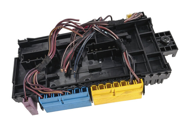 Thumbnail 6: 2013-2016 MERCEDES GL350 GL450 GL550 GL63 X166 FRONT POWER DISTRIBUTION FUSE BOX