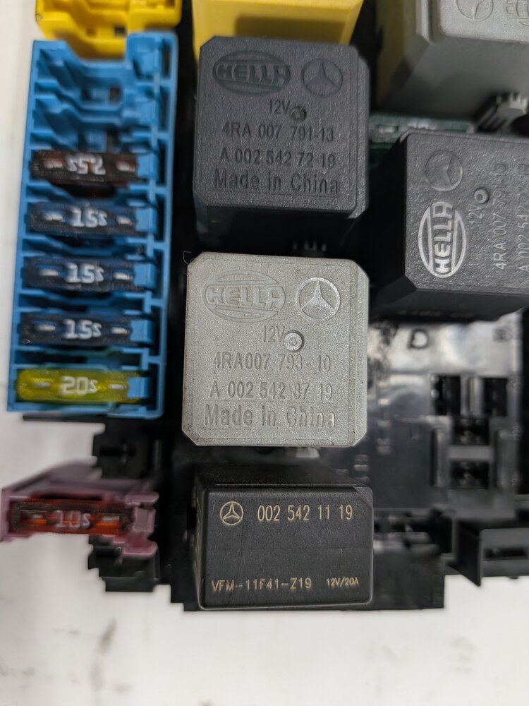 Thumbnail 7: 2013-2016 MERCEDES GL350 GL450 GL550 GL63 X166 FRONT POWER DISTRIBUTION FUSE BOX