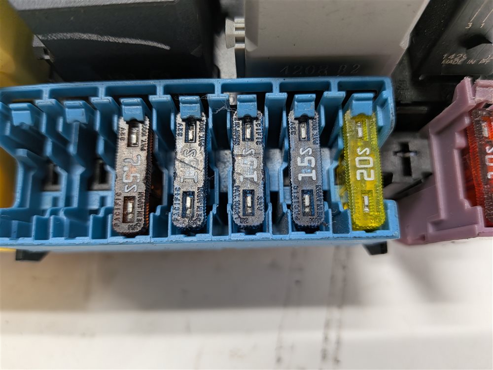 Thumbnail 8: 2013-2016 MERCEDES GL350 GL450 GL550 GL63 X166 FRONT POWER DISTRIBUTION FUSE BOX