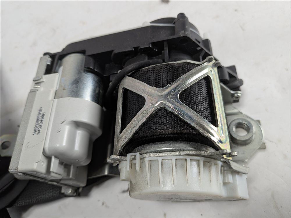 Thumbnail 4: 12-16 MERCEDES GL CLASS (X166) FRONT RIGHT PASSENGER SEATBELT RETRACTOR (Black)