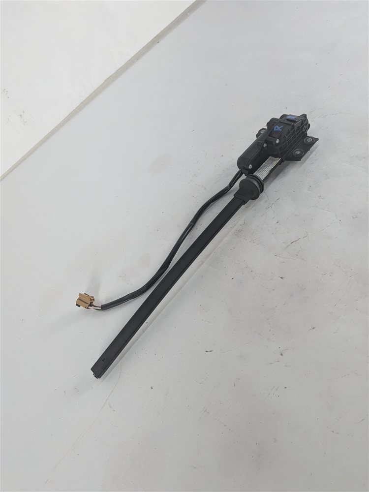 2016 PORSCHE CAYENNE (958) REAR RIGHT DOOR WINDOW POWER SUN SHADE MOTOR