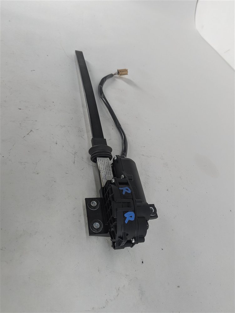 Thumbnail 5: 2016 PORSCHE CAYENNE (958) REAR RIGHT DOOR WINDOW POWER SUN SHADE MOTOR