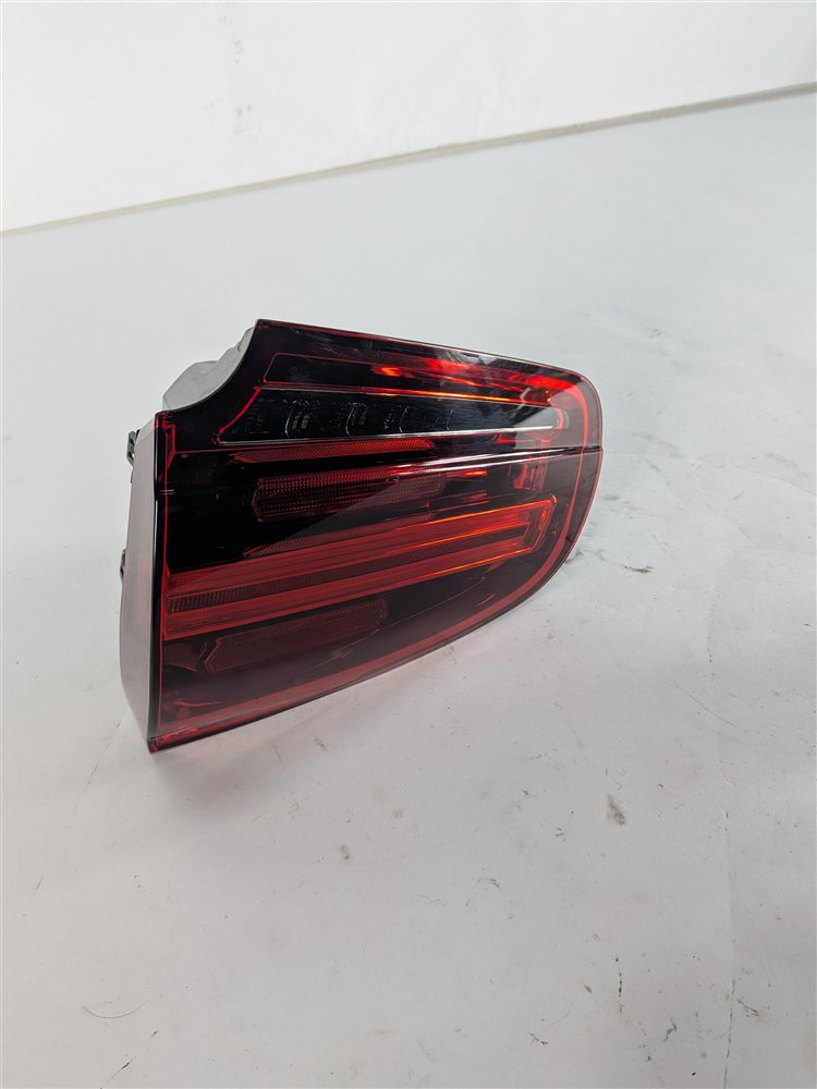 2015-2018 PORSCHE CAYENNE (958) REAR RIGHT PASSENGER INNER TAILLIGHT LIGHT LAMP