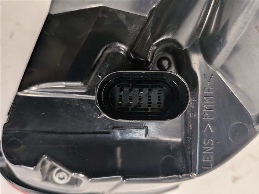 Thumbnail 9: 2015-2018 PORSCHE CAYENNE (958) REAR RIGHT PASSENGER INNER TAILLIGHT LIGHT LAMP