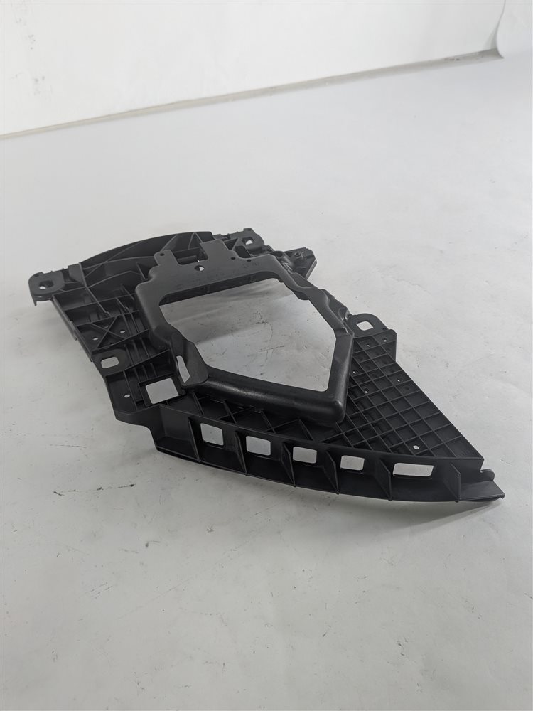2016 PORSCHE CAYENNE (958) FRONT LEFT HEADLIGHT HEADLAMP MOUNTING BRACKET