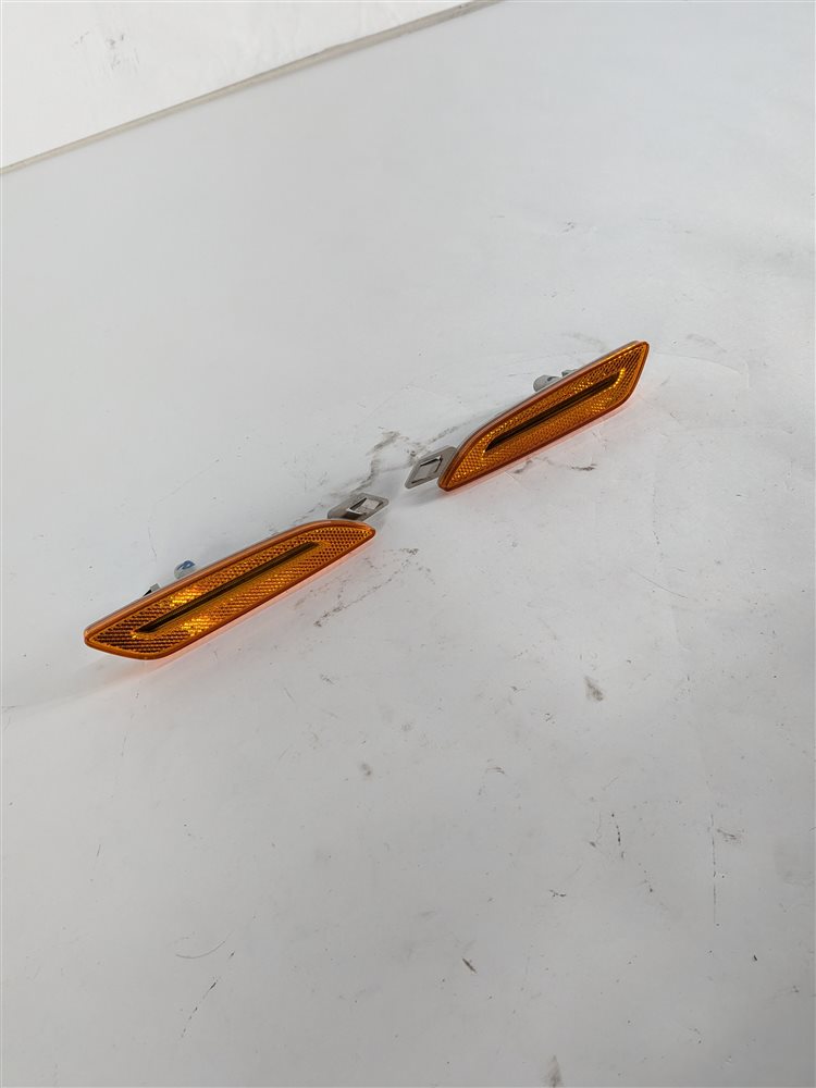2016 PORSCHE CAYENNE (958) FRONT LEFT/RIGHT SIDE FENDER MARKER LIGHT LAMP SET/2