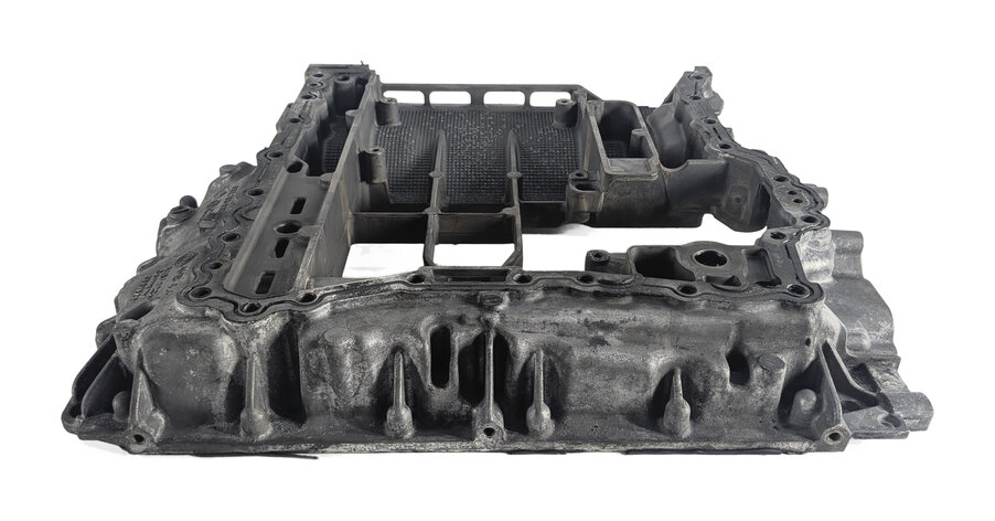Thumbnail 6: 2016 PORSCHE CAYENNE (958) 3.0L HYBRID (M06.EC) ENGINE UPPER OIL PAN SUMP