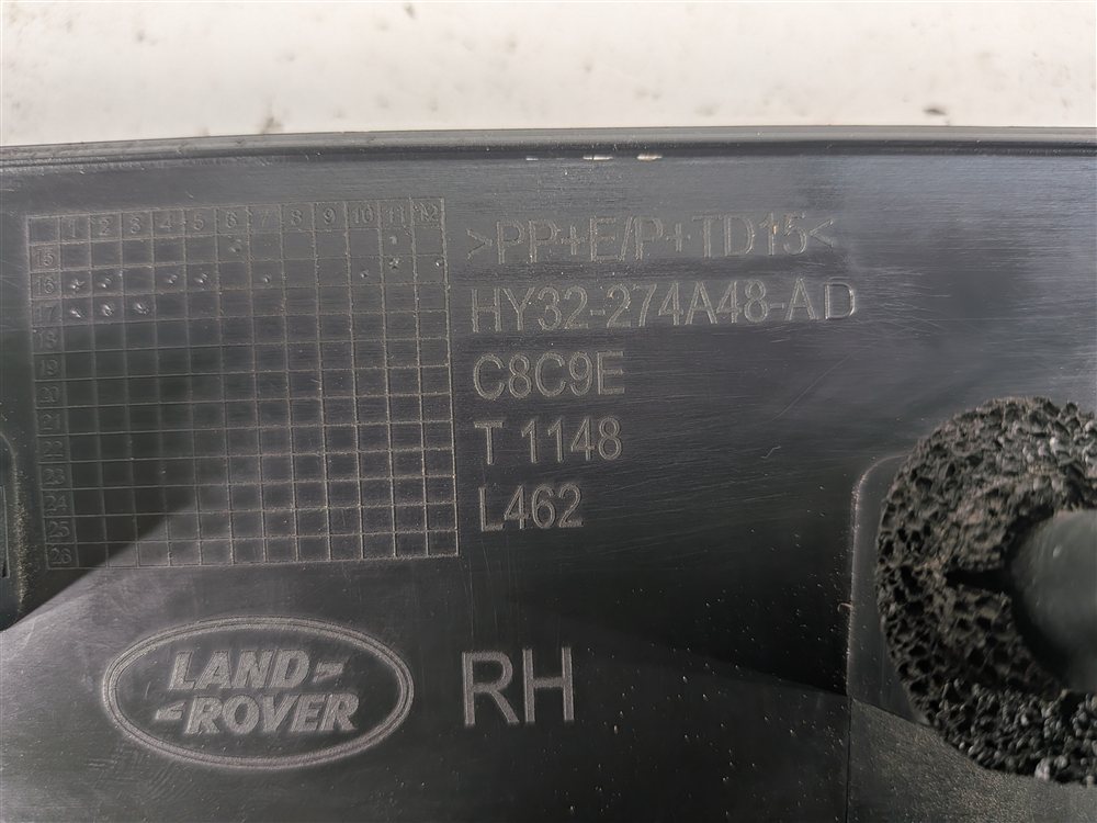 Thumbnail 7: 17-23 LAND ROVER DISCOVERY (L462) REAR RIGHT LOWER DOOR TRIM MOULDING (BLACK)