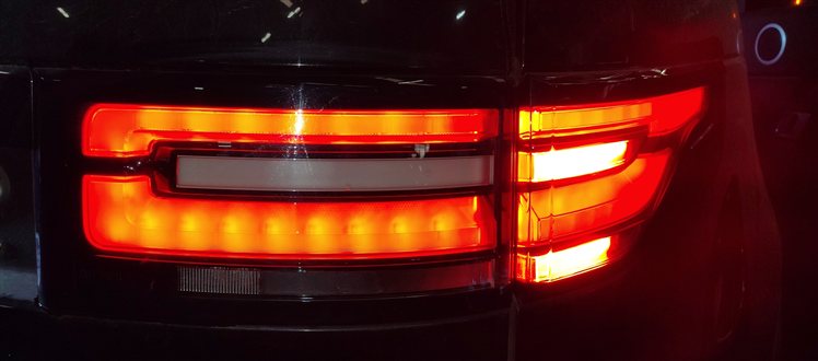 Thumbnail 2: 17-20 LAND ROVER DISCOVERY L462 REAR RIGHT PASSENGER OUTER QUARTER TAILLIGHT