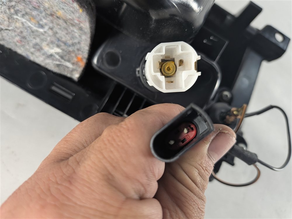 Thumbnail 8: 2017-2022 LAND ROVER DISCOVERY (L462) RIGHT PASSENGER UPPER GLOVE BOX (Black)