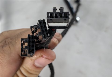Thumbnail 8: 17-23 LAND ROVER DISCOVERY (L462) REAR 2ND ROW POWER SEAT HEADREST SET/3 (Black)