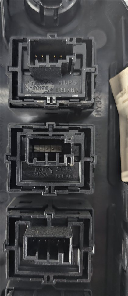 Thumbnail 11: 2017 LAND ROVER DISCOVERY L462 REAR CARGO SEAT FOLD AIR SUSPENSION SWITCH PANEL