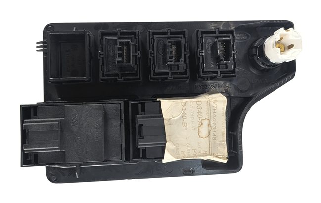 Thumbnail 7: 2017 LAND ROVER DISCOVERY L462 REAR CARGO SEAT FOLD AIR SUSPENSION SWITCH PANEL