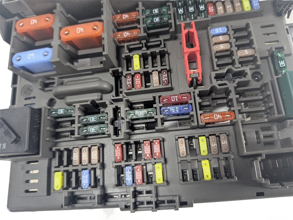 Thumbnail 6: 08-15 BMW 128i 135i 328i 335i M3 X1 (E84 E87 E90) POWER DISTRIBUTION FUSE BOX