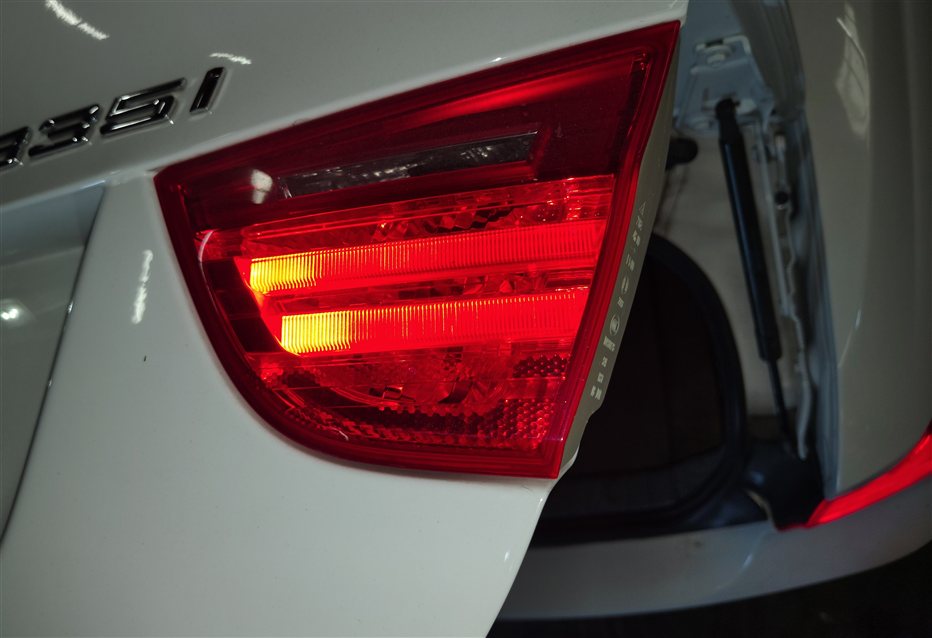 Thumbnail 2: 2009-2011 BMW 328i 335i M3 335d 323i (E90) RIGHT TRUNK LID INNER TAIL LIGHT LAMP
