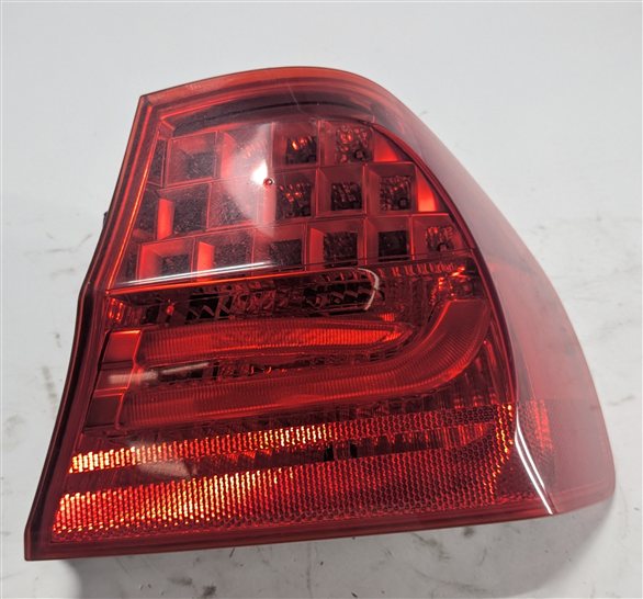 2009-2011 BMW 323i 328i 335i M3 (E90) RIGHT OUTER QUARTER TAILLIGHT BRAKE LIGHT