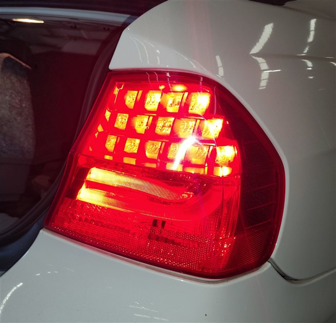 Thumbnail 2: 2009-2011 BMW 323i 328i 335i M3 (E90) RIGHT OUTER QUARTER TAILLIGHT BRAKE LIGHT