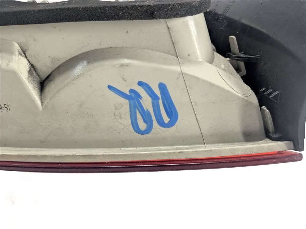 Thumbnail 6: 2009-2011 BMW 323i 328i 335i M3 (E90) RIGHT OUTER QUARTER TAILLIGHT BRAKE LIGHT