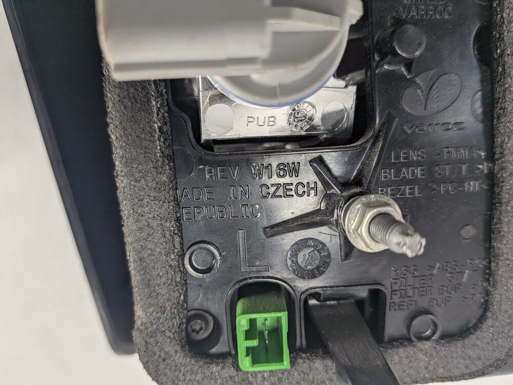Thumbnail 8: 2015-2019 LAND ROVER DISCOVERY SPORT (L550) LEFT REAR INNER TAILLIGHT LIGHT LAMP