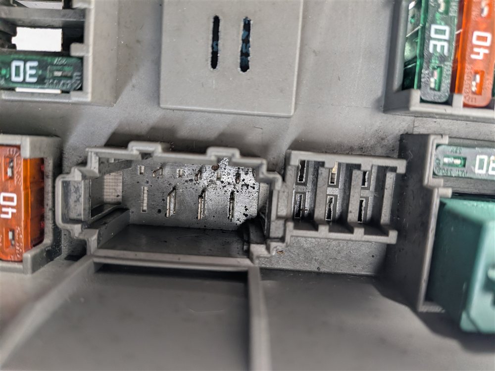 Thumbnail 11: 2008 BMW X5 (E70) 4.8L FRONT POWER DISTRIBUTION JUNCTION FUSE BOX RELAY CARRIER