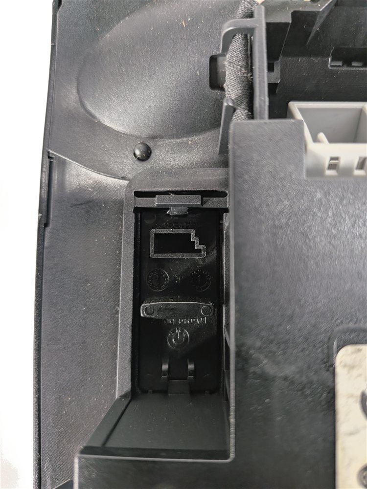 Thumbnail 8: 2008 BMW X5 (E70) FRONT OVERHEAD CONSOLE DOME READING LIGHT SUNROOF SOS (Black)