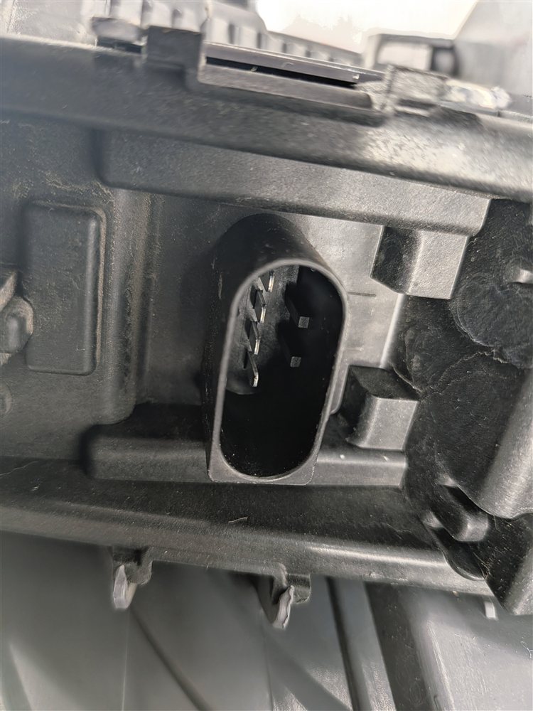 Thumbnail 9: 11-17 BMW X3 (F25) LEFT DRIVER REAR OUTER INCANDESCENT TAILLIGHT LAMP (OPT. 522)