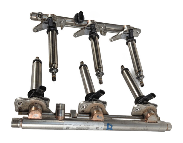 Thumbnail 4: 15-16 MERCEDES GL450 GLE400 X166 M276 LEFT/RIGHT FUEL RAIL SET/2 w/6 INJECTORS