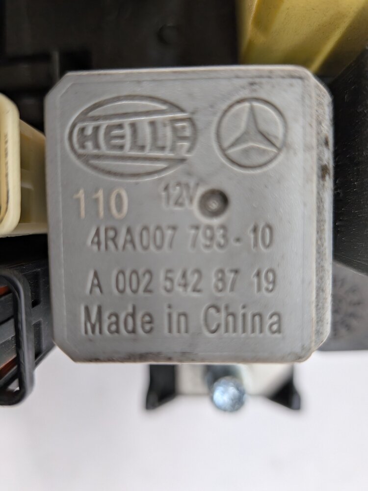 Thumbnail 11: 2013-2016 MERCEDES GL350 GL450 GL550 GL63 X166 FRONT POWER DISTRIBUTION FUSE BOX