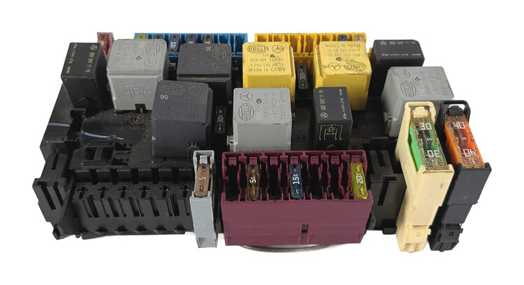 Thumbnail 2: 2013-2016 MERCEDES GL350 GL450 GL550 GL63 X166 FRONT POWER DISTRIBUTION FUSE BOX