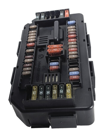 Thumbnail 3: 2014 BMW 328XID SEDAN (F30) 2.0L FRONT POWER DISTRIBUTION FUSE BOX RELAY CARRIER