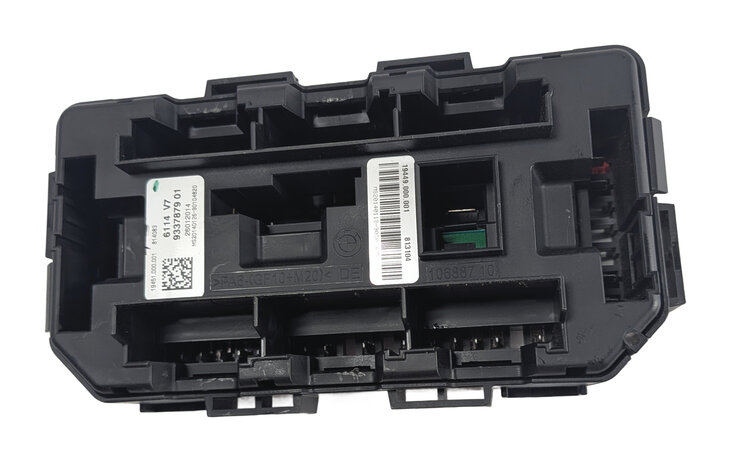 Thumbnail 6: 2014 BMW 328XID SEDAN (F30) 2.0L FRONT POWER DISTRIBUTION FUSE BOX RELAY CARRIER