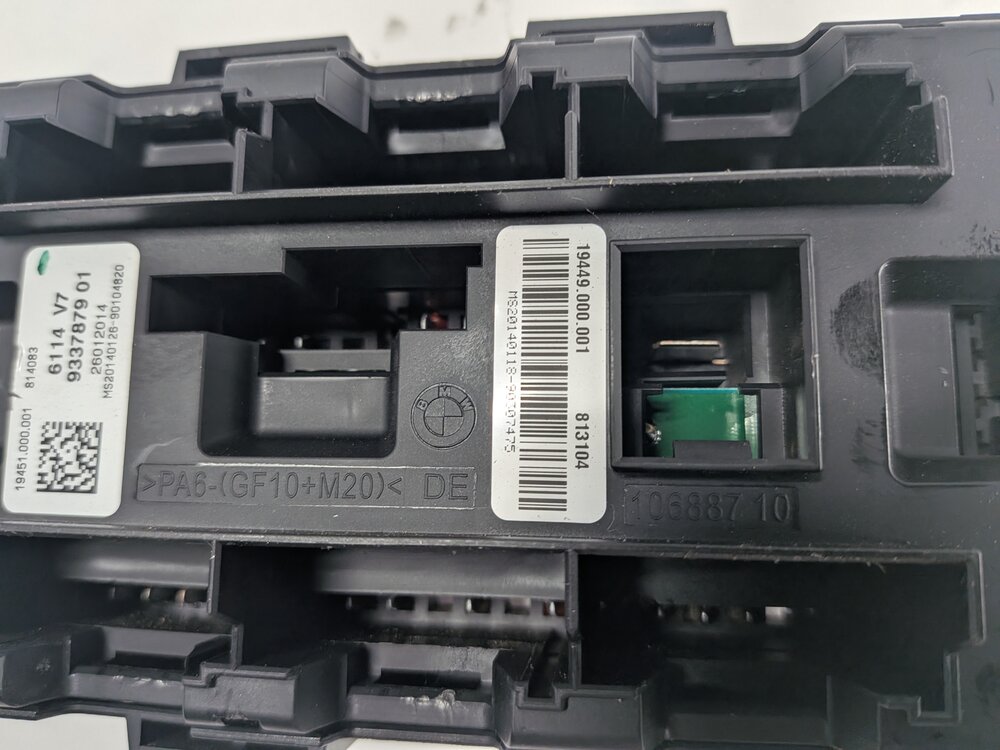 Thumbnail 7: 2014 BMW 328XID SEDAN (F30) 2.0L FRONT POWER DISTRIBUTION FUSE BOX RELAY CARRIER