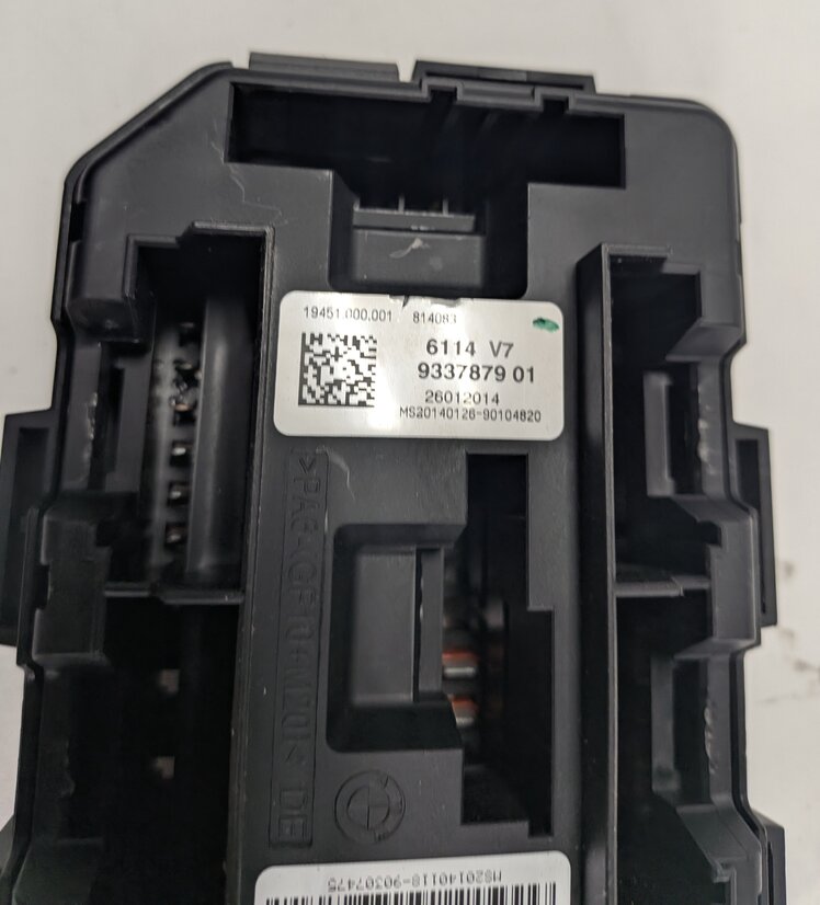 Thumbnail 8: 2014 BMW 328XID SEDAN (F30) 2.0L FRONT POWER DISTRIBUTION FUSE BOX RELAY CARRIER