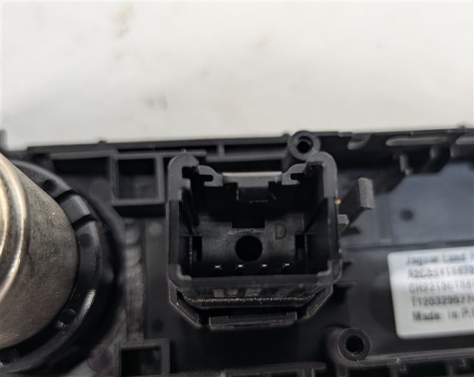 Thumbnail 8: 2012 LAND ROVER LR4 (L319) AUX AUDIO INPUT PORT w/ 12V POWER OUTLET SOCKET COVER
