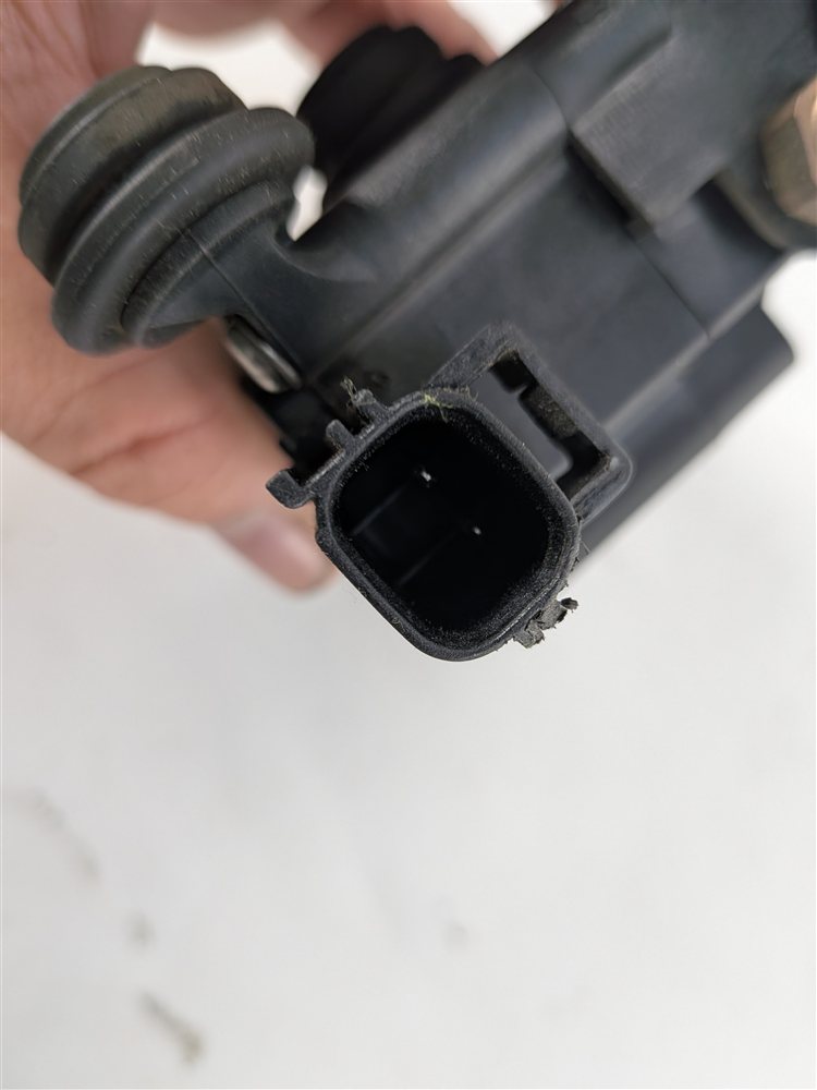 Thumbnail 8: 2011 LAND ROVER LR4 L319 AIR SUSPENSION RESERVOIR VALVE BLOCK w/ PRESSURE SENSOR