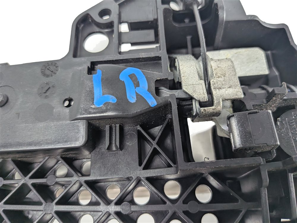 Thumbnail 6: 09-17 AUDI A4 S4 Q5 ALLROAD (B8 8K 8R) REAR LEFT KEYLESS DOOR HANDLE (Silver)