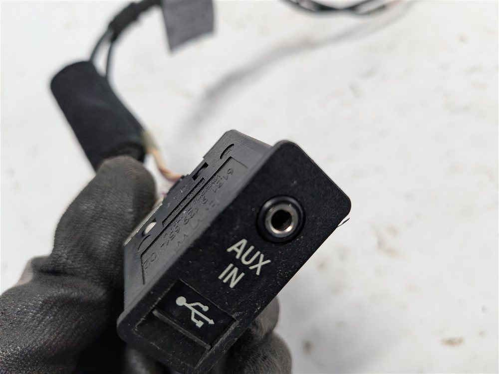 Thumbnail 6: 2008 BMW 335XI (E90) USB AUX IN AUDIO INPUT SOCKET PORT w/ WIRE WIRING HARNESS